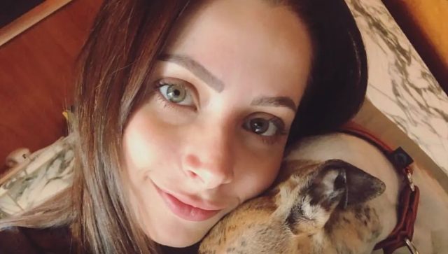 YosStop vuelve a quedar en libertad luego de ser detenida YosStop abrazando a su perro