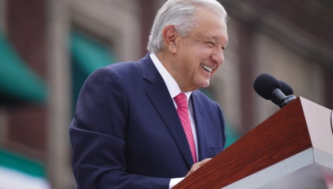 AMLO señalando que México tiene mejor sistema de salud que Dinamarca