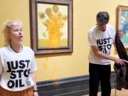 Activistas arrojan salsa de tomate a pintura de Vincent Van Gogh Activistas dañan pintura de Vincent van Gogh