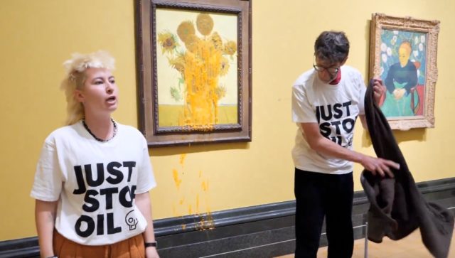 Activistas arrojan salsa de tomate a pintura de Vincent Van Gogh Activistas dañan pintura de Vincent van Gogh