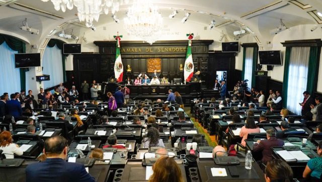 Trabajadores del PGF bloquearon el acceso al Senado Sesión en la sala Xicoténcatl