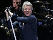 El músico Jon Bon Jovi evita que una mujer salte de un puente Bon Jovi