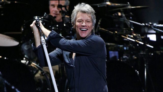 El músico Jon Bon Jovi evita que una mujer salte de un puente Bon Jovi