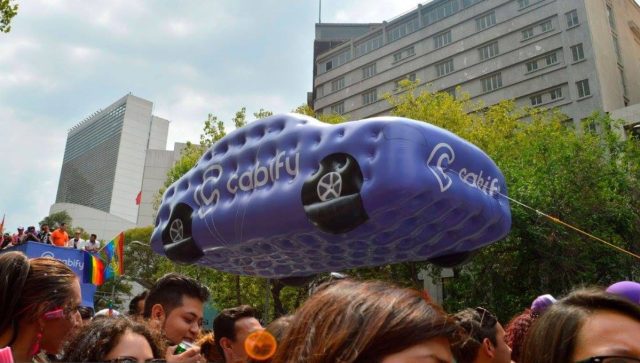 Cabify cierra operaciones en México Auto morado de Cabify