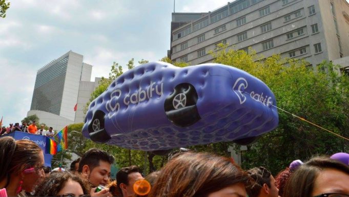 Auto morado de Cabify