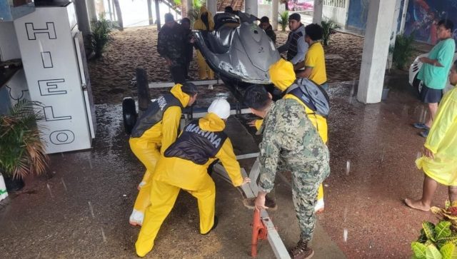 Ante los huracanes, más de 12,000 efectivos de las Fuerzas Armadas y la Guardia Nacional están en operación Elementos de SEMAR en labores de ayuda por temporada de huracanes