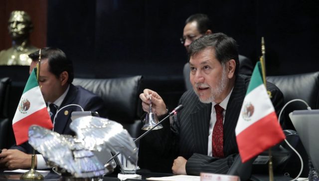 Estampida de manifestantes en contra de la reforma judicial, irrumpe en el Senado Gerardo Fernández Noroña