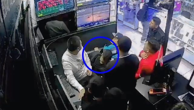 FUERTE VIDEO: Hombre jugaba en casa de apuestas, sicarios asesinan a un extranjero en Perú Hombre_jugaba_en_casa_de_apuestas_sicarios_asesinan_a_un _extranjero_en_Peru