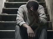 Día internacional de la prevención del suicidio: ¿Por qué se conmemora hoy? Hombre triste sentado en escaleras