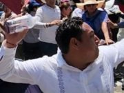AMLO recibe botellazo durante su visita a la casa Benito Juárez Jorge Cedillo Guevara