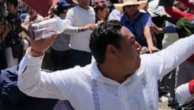 AMLO recibe botellazo durante su visita a la casa Benito Juárez Jorge Cedillo Guevara