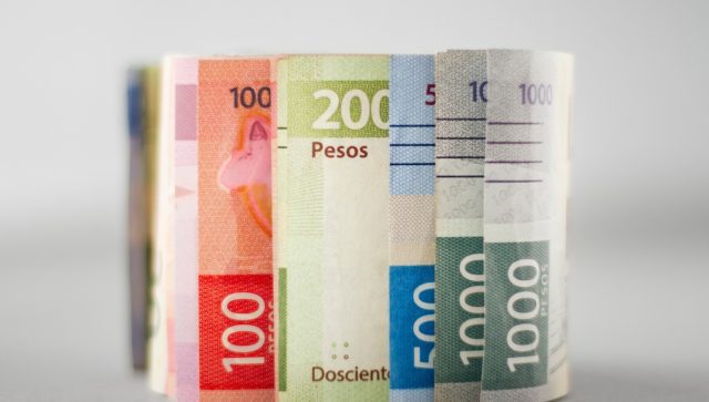 El peso mexicano sufre descalabro frente al dólar Peso mexicano