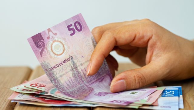 El peso mexicano se recupera frente al dólar ¿Qué factores lo han fortalecido? Peso mexicano