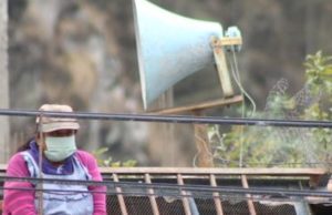 A dos días del Simulacro Nacional 2024: Sonora no cuenta con sismógrafo Persona sentada escuchando la alerta sísmica