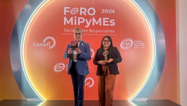B&E recibe por séptima ocasión consecutiva el Distintivo ESR® Director de Responsabilidad Social Empresarial, Evodio Sánchez Ramírez con representantes de Jajma.