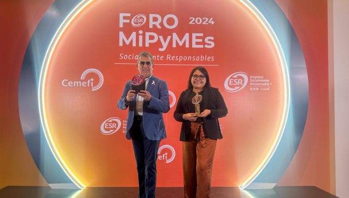 Director de Responsabilidad Social Empresarial, Evodio Sánchez Ramírez con representantes de Jajma.