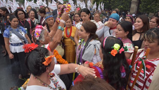 Nelly Juárez acompaña a la Jefa de Gobierno en la entrega del bastón de mando de los pueblos originarios de la CDMX