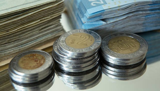 El peso mexicano recupera terreno este jueves