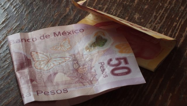 Peso mexicano amanece perdiendo terreno frente al dólar Peso mexicano