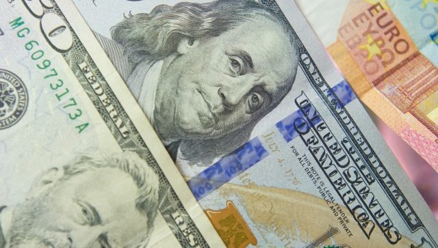 Dólar continúa firme, debido al tema electoral
