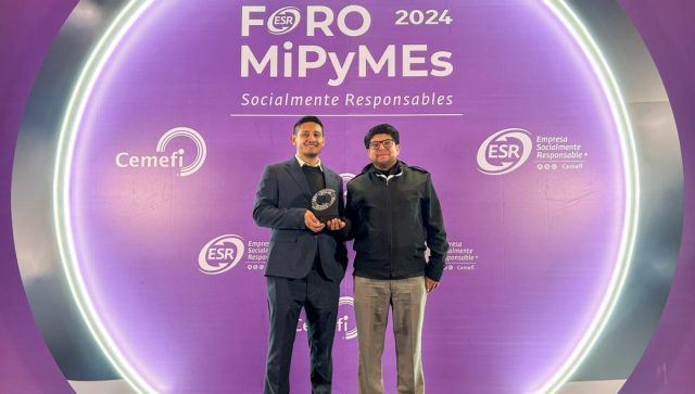 Prefamovil e Infraestructura recibió por segundo año el Distintivo ESR® Víctor Vences y Ricardo Méndez, miembros de la empresa Prefamovil Infraestructura.