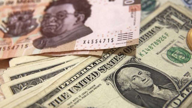 Dólar comienza noviembre a la baja y el peso se recupera