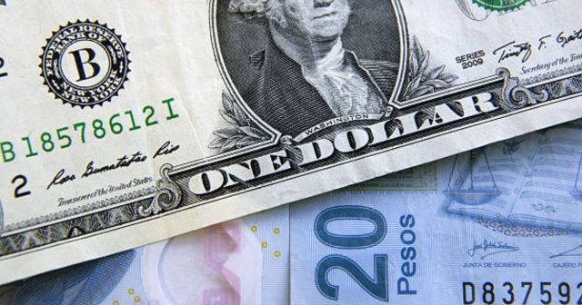 El peso vuelve a retroceder frente al dólar este 14 de noviembre