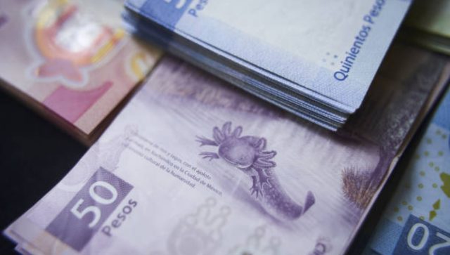 Peso baja 0.12% ante dólar por comicios de USA