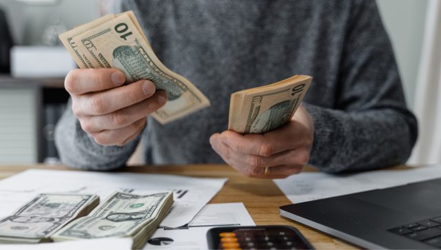 Peso mexicano cierra semana con pérdidas ante subida del dólar