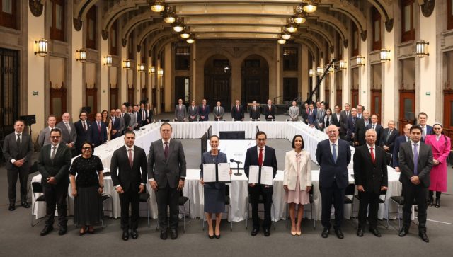 Sheinbaum acuerda reducir precio de canasta básica