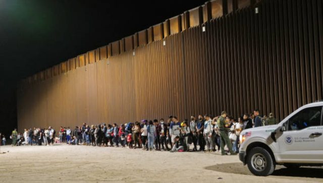 Arizona aprueba estricta ley antimigratoria