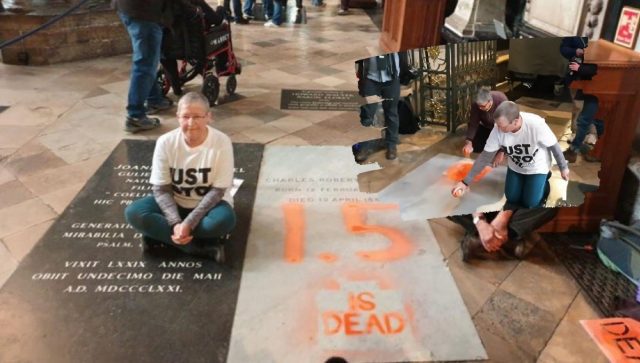 Protesta climática en Londres: vandalizan tumba de Darwin