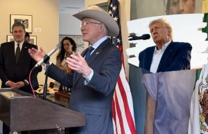 Ken Salazar insta a México para colaborar con Trump