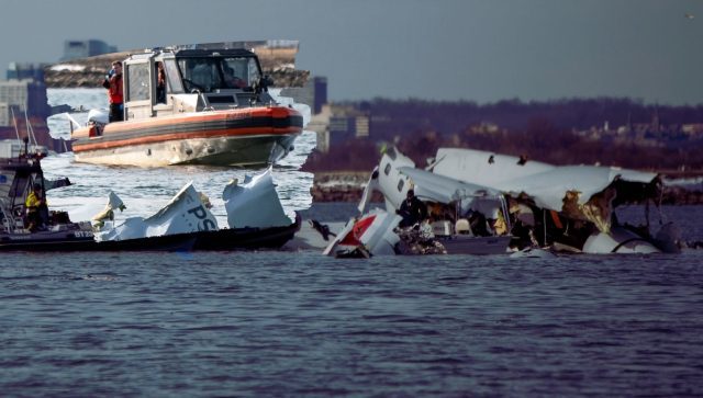 Recuperan grabadoras de vuelo tras accidente en Washington