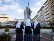 El papa Francisco mejora, pero sigue bajo tratamiento