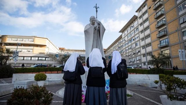 El papa Francisco mejora, pero sigue bajo tratamiento
