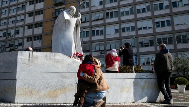 Papa Francisco sigue hospitalizado con un cuadro clínico complejo