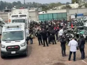 Rescatan a más de 200 migrantes de una caja de camión en Veracruz.