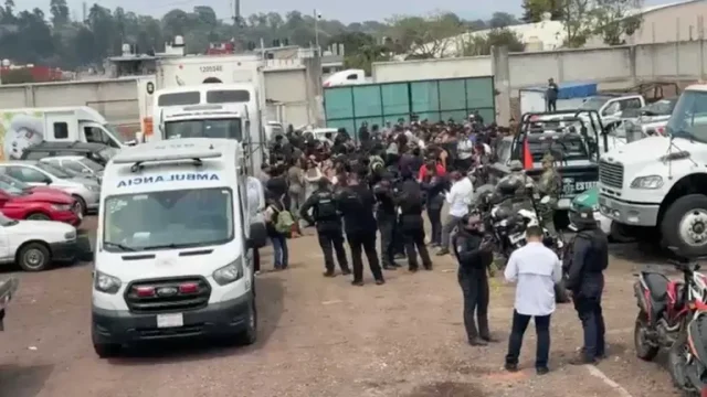 Rescatan a más de 200 migrantes de una caja de camión en Veracruz.
