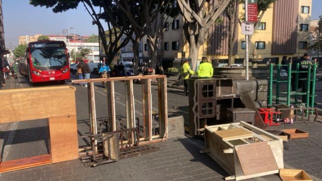 Riña y bloqueo en la Plaza de la Concepción, CDMX, por desalojo.