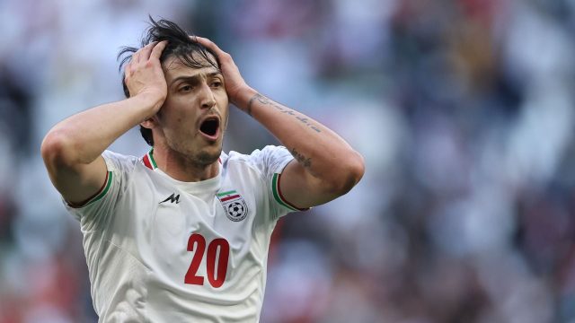 Irán expulsó de la selección de fútbol a Sardar Azmoun, uno de sus jugadores más importantes, por “deslealtad”.