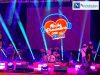 Pandora y Fey en El Cantoral: Noche Romántica con Amor 95.3 Pantalla de Noche Romántica con Amor 95.3 sobre el escenario iluminado.