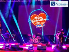 Pandora y Fey en El Cantoral: Noche Romántica con Amor 95.3 Pantalla de Noche Romántica con Amor 95.3 sobre el escenario iluminado.